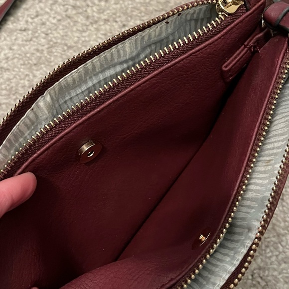 Wine colored crossbody purse. Circle design on outside. Good used condition - Picture 3 of 7